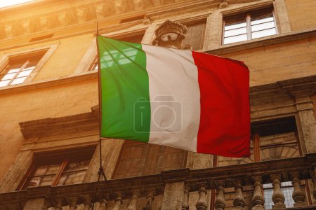 Italienische Flagge auf den Straßen der Altstadt. Ansicht von unten