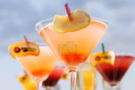 Foto de Cócteles en una copa de martini - Imagen libre de derechos