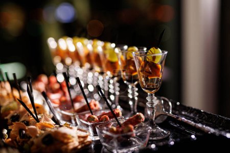 Foto de Variedad de aperitivos y snacks en vasos pequeños en el evento. - Imagen libre de derechos