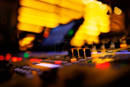 Foto de Mezclador de sonido musical y equipo técnico en una sala de conciertos - Imagen libre de derechos
