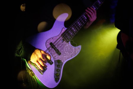 Foto de Bajo guitarrista tocando concierto en vivo con banda de rock. - Imagen libre de derechos