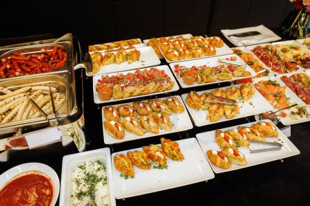 Eine reichhaltige Auswahl an Gourmet-Vorspeisen mit goldenen Croissants, garniert mit frischen Kräutern und einer Vielzahl köstlicher Füllungen