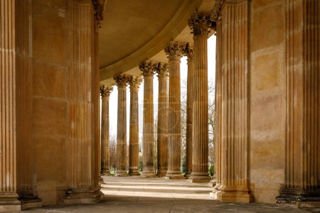 Die klassische antike Kolonnade, die Säulenreihe