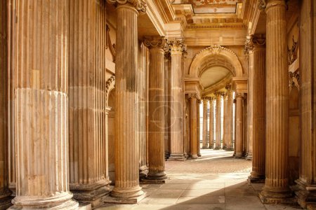 Ensemble architectural de style baroque, colonnes et arcs
