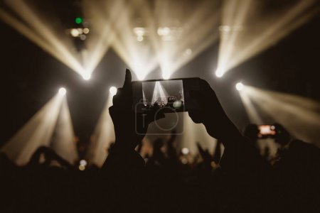 Un moment fascinant se déroule lors d'un concert en direct, enregistré via une caméra de téléphone portable