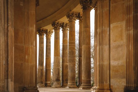 Ensemble architectural de style baroque, rangée de colonnes