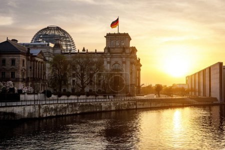 Foto de Edificio del Reichstag y distrito bundestag en Berlín - Alemania al atardecer - Imagen libre de derechos