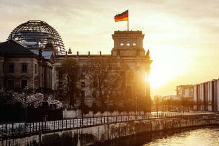 Foto de Edificio del Reichstag y distrito bundestag en Berlín - Alemania al atardecer - Imagen libre de derechos