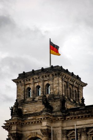 Deutsche Flagge auf dem Bauturm