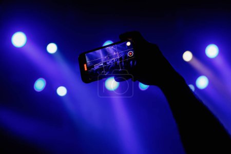 Ein faszinierender Moment entfaltet sich bei einem Live-Konzert, aufgezeichnet mit einer Handykamera