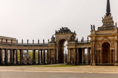 Conjunto de columnas simétricas con el arco central en estilo barroco