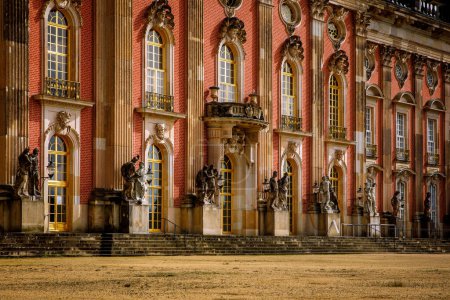 Façade et hall d'entrée avec statues d'un bâtiment baroque