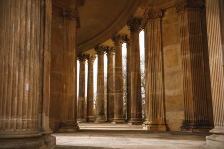 Ein Ensemble aus klassischen Säulen