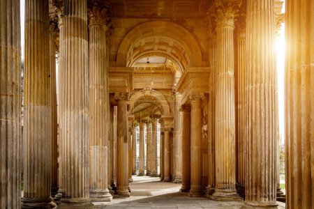 Ein Ensemble aus klassischen Säulen