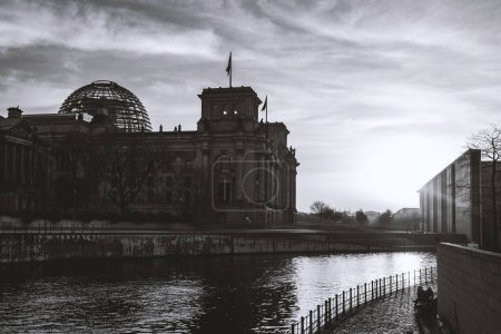 Foto de Edificio del Reichstag y distrito bundestag en Berlín - Alemania. Retro Blanco y negro - Imagen libre de derechos