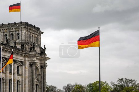 Deutsche Flagge auf einem Regierungsbüro