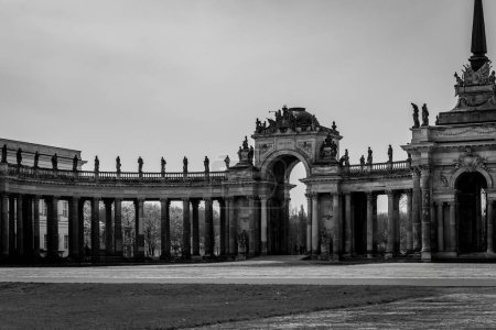 Ensemble de colonnes symétriques avec l'arc central dans le style baroque. Noir et blanc