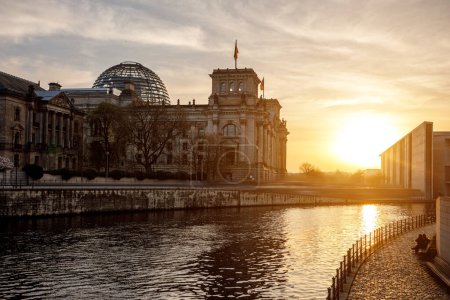 Foto de Terraplén del río cerca del Bundestag - el edificio del parlamento alemán en Berlín - Imagen libre de derechos
