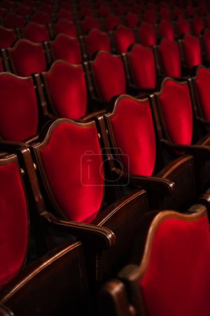 Foto de Sillas de terciopelo rojo en sala de conciertos de teatro - Imagen libre de derechos