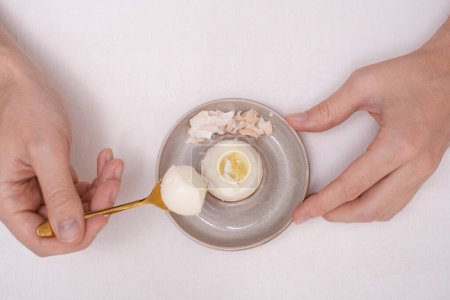 Foto de Hombre pelando un huevo en un stand primer plano de las manos vista superior - Imagen libre de derechos