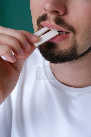 Foto de Retrato de un joven comiendo chicle - Imagen libre de derechos