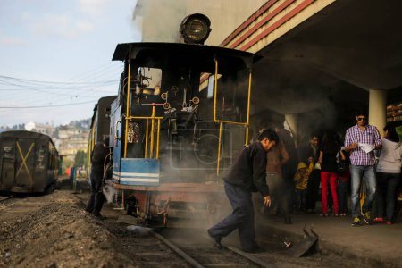 Foto de Darjeeling, India - Abr 19 2013- Darjeeling Himalayan Railway at Darjeeling Railway Station in Darjeeling, West Bengal, India. Forma parte del Patrimonio de la Humanidad - Ferrocarriles de montaña de la India. - Imagen libre de derechos