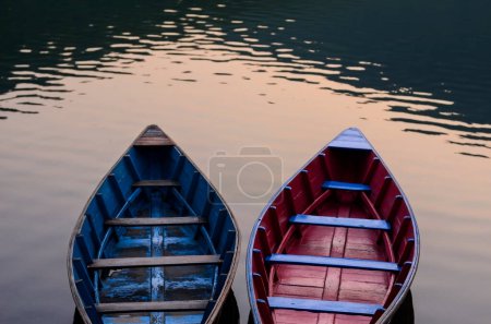 Foto de Barcos de colores en la orilla del hermoso lago Phewa. Pokhara, Nepal - Imagen libre de derechos