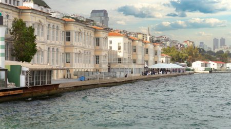 Foto de Estambul, Turquía - 26 de agosto de 2022: Vista desde el Estrecho del Bósforo de la Universidad de Bellas Artes de Mimar Sinan, ubicada junto al puerto de Galata, distrito de Karakoy - Imagen libre de derechos