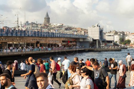 Téléchargez les photos : Istanbul, Turquie - 30 août 2022 : Place Eminonu surplombant le pont de Galata avec des restaurants de poisson traditionnels dans le passage sous le pont, la tour de Galata et les foules pendant le jour de la victoire - en image libre de droit