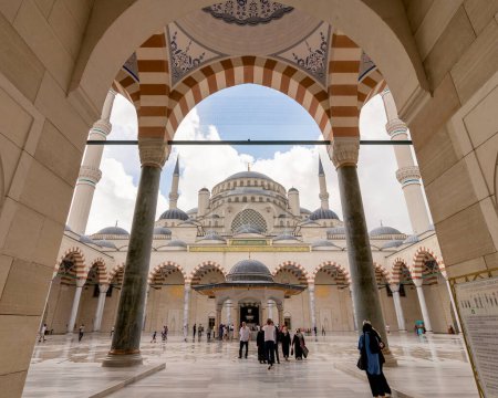 Téléchargez les photos : Istanbul, Turquie - 1er septembre 2022 : Cour de la Grande Camlia Mosquée, ou Buyuk Camlica Camii, un complexe islamique moderne, construit en 2019, avec peu de touristes, situé dans la colline de Camlica dans le district d'Uskudar - en image libre de droit
