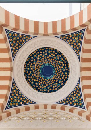 Téléchargez les photos : Intrados de dôme à un passage dans la cour de la Grande Camlia Mosquée, ou Buyuk Camlica Camii, un complexe islamique moderne, 2019, situé dans la colline Camlica dans le district d'Uskudar, Istanbul, Turquie - en image libre de droit