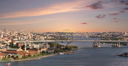 Téléchargez les photos : Vue sur la ville d'Istanbul depuis la gare Pierre Loti Teleferik surplombant Golden Horn, Eyup District, Istanbul, Turquie, avant le coucher du soleil - en image libre de droit