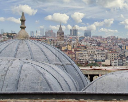 Foto de Disparo desde la corte externa de la mezquita Suleymaniye, de la ciudad de Estambul, incluyendo la Torre Galata, enmarcada por cúpulas de la Universidad Ibn Haldun, Estambul, Turquía - Imagen libre de derechos