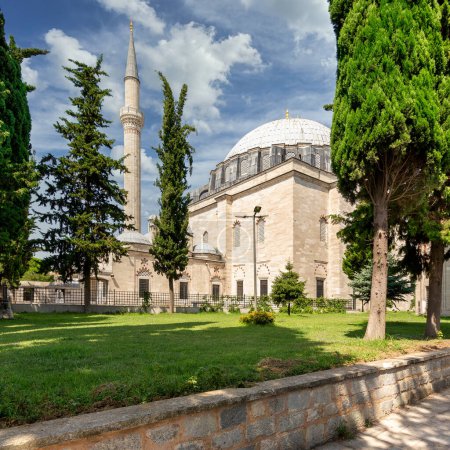 Foto de Imagen exterior de la Mezquita Selim de Yavuz Sultan, enmarcada por árboles verdes, una mezquita imperial otomana del siglo XVI, situada en la cima de la 5ª Colina de Estambul, en Cukurbostan, con vistas al Cuerno de Oro - Imagen libre de derechos