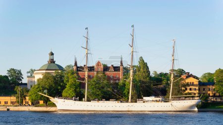 Foto de AF Chapman velero, un barco de acero completo amañado construido en1888, y amarrado en la orilla occidental del islote Skeppsholmen en el centro de Estocolmo, Suecia, que ahora sirve como albergue juvenil - Imagen libre de derechos