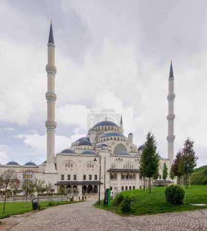 Foto de Mezquita Grand Camlia, o Buyuk Camlica Camii, un moderno complejo para el culto islámico, construido en 2019, ubicado en la colina de Camlica en el distrito de Uskudar, Estambul, Turquía, en un día de verano - Imagen libre de derechos