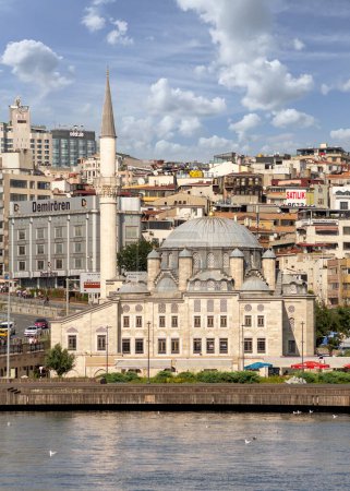 Téléchargez les photos : Istanbul, Turquie - 1er septembre 2022 : Vue depuis la Corne d'Or surplombant la mosquée impériale ottomane Sokollu Mehmed Pasha, adaptée à côté du pont Ataturk, dans le quartier Azapkapi du district de Beyoglu - en image libre de droit