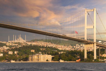 Foto de Sunset of Bosphorus strait, with Bosphorus Bridge, or Bogazici Koprusu, connecting Europe and Asia, from Ortakoy district, Istanbul, Turkey - Imagen libre de derechos