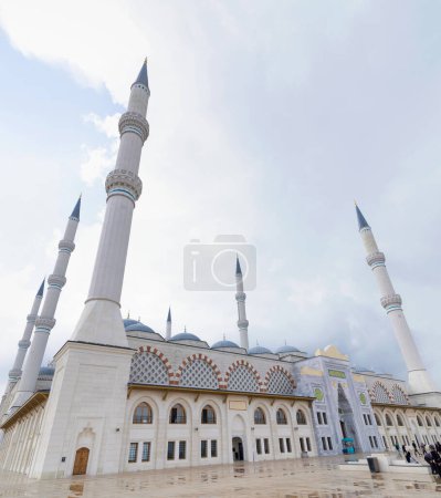 Foto de Istanbul, Turkey - August 31, 2022: Low angle side shot of Grand Camlia Mosque, or Buyuk Camlica Camii, a modern complex for Islamic worship, built in 2019, located in Camlica hill in Uskudar district - Imagen libre de derechos