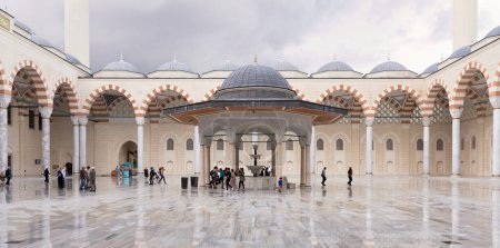 Foto de Estambul, Turquía - 1 de septiembre de 2022: Patio de la Mezquita Grand Camlia, o Buyuk Camlica Camii, un moderno complejo islámico, construido en 2019, con pocos peatones, ubicado en la colina de Camlica, Uskudar - Imagen libre de derechos