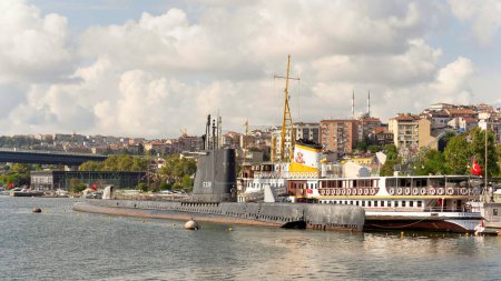 Foto de Vista del Cuerno de Oro, con submarino S 338, ferry Fenerbahce y puente Golden Horn en el extremo opuesto, barrio Halicioglu del distrito de Beyoglu, Estambul, Turquía - Imagen libre de derechos