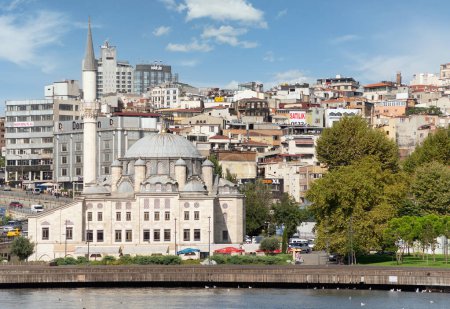 Téléchargez les photos : Vue de la corne d'or surplombant la mosquée impériale ottomane Sokollu Mehmed Pasha, adaptée à côté du pont Ataturk, dans le quartier Azapkapi du district de Beyoglu, Istanbul, Turquie - en image libre de droit