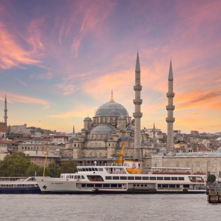 Téléchargez les photos : Vue sur la ville d'Istanbul depuis le pont Galata à Eminonu surplombant la Corne d'Or avec des ferries, des terminaux de ferry et la mosquée Rustem Pasha avant le coucher du soleil, Istanbul, Turquie - en image libre de droit