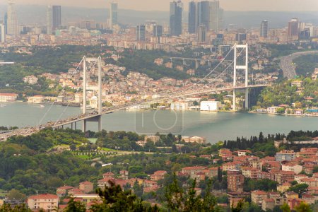 Foto de Vista aérea al atardecer de la ciudad de Estambul desde el parque Camlica con vistas al estrecho del Bósforo, con el puente del Bósforo, o Bogazici Koprusu, que conecta Europa y Asia, Estambul, Turquía - Imagen libre de derechos