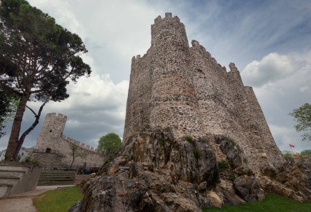 Téléchargez les photos : Anadolu Hisari, ou château d'Anatolie, une forteresse ottomane médiévale du XIIIe siècle construite par le sultan Bayezid Ier, et située du côté anatolien du Bosphore dans le district de Beykoz, Istanbul, Turquie - en image libre de droit