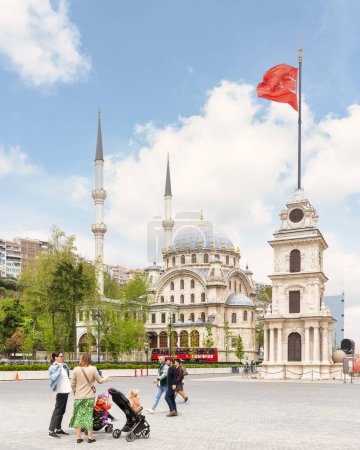 Téléchargez les photos : Istanbul, Turquie - 5 mai 2023 : Tour de l'horloge de Nusretiye, ou Tour de l'horloge de Tophane, et mosquée impériale ottomane de Nusretiye, avec peu de piétons, port de Galata, quartier de Tophane, district de Beyoglu - en image libre de droit