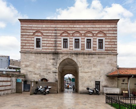 Foto de Estambul, Turquía - 5 de mayo de 2023: Puerta principal de la mezquita Yeni Valide I, o Yeni Valide Camii, una mezquita otomana del siglo XVIII ubicada en el distrito de Uskudar, en el lado asiático de Estambul - Imagen libre de derechos