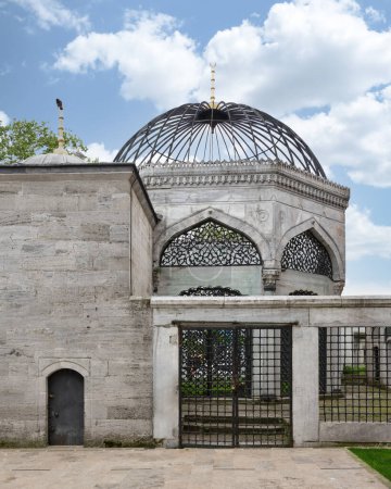 Foto de Tumba del Emetullah Rabia Gulnus Valide Sultan adjunta a la mezquita Yeni Valide I, o Yeni Valide Camii, una mezquita otomana del siglo XVIII situada en el distrito de Uskudar, en el lado asiático de Estambul, Turquía - Imagen libre de derechos