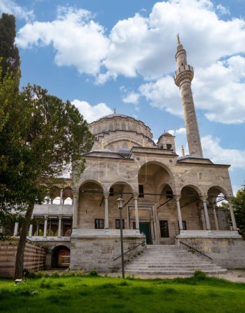 Foto de Mezquita Ayazma, o Ayazma Camii, una mezquita otomana de estilo barroco situada en el distrito de Uskudar, Estambul, Turquía, en el lado asiático del Estrecho del Bósforo - Imagen libre de derechos