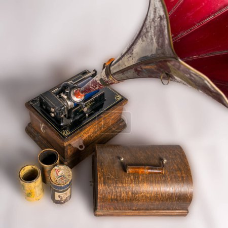 Téléchargez les photos : Le Caire, Égypte - 26 février 2016 : Grand angle de 1911 Ancien phonographe Edison Fireside avec trois disques cylindriques, sur fond blanc - en image libre de droit